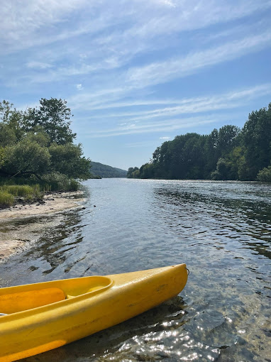 Kayak jaune sur la rivière