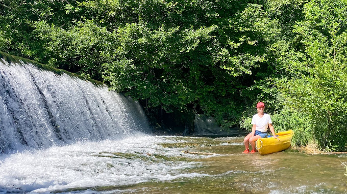 Kayak devant une cascade