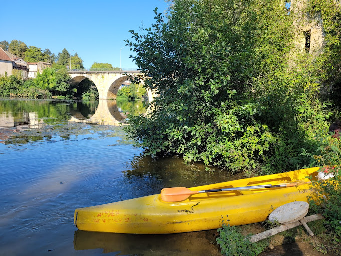 Kayak jaune sur la Dordogne avec vue sur le pont de Lalinde